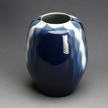 Vivid Porcelain Vase ー四代 徳田 八十吉 (順子) “藍華菱”