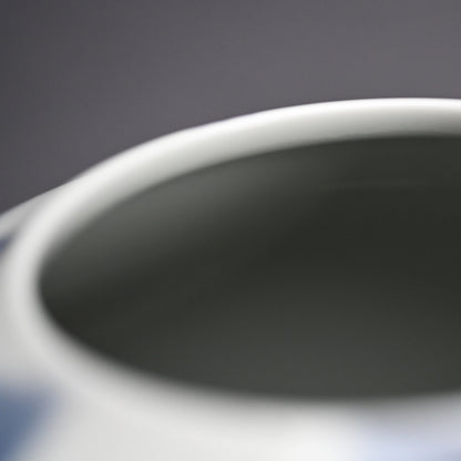 Vivid Porcelain Vase ー四代 徳田 八十吉 (順子) “藍華菱”