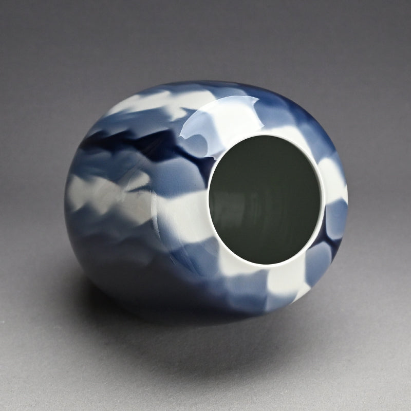 Vivid Porcelain Vase ー四代 徳田 八十吉 (順子) “藍華菱”