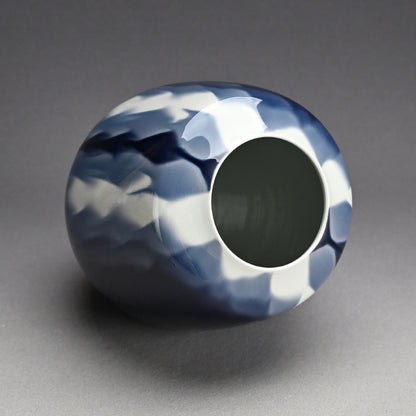Vivid Porcelain Vase ー四代 徳田 八十吉 (順子) “藍華菱”