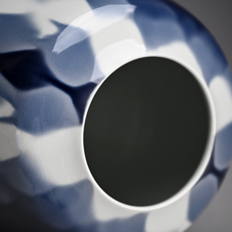 Vivid Porcelain Vase ー四代 徳田 八十吉 (順子) “藍華菱”