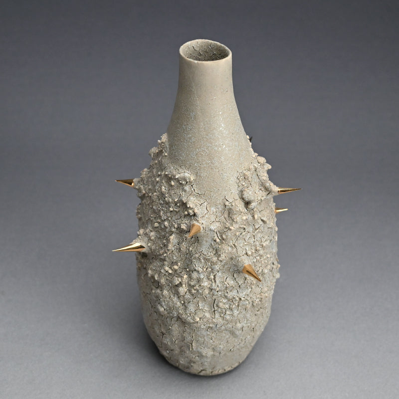 Gold Thorned Gray Vase ー東井 真咲朝 "鼠棘花器"