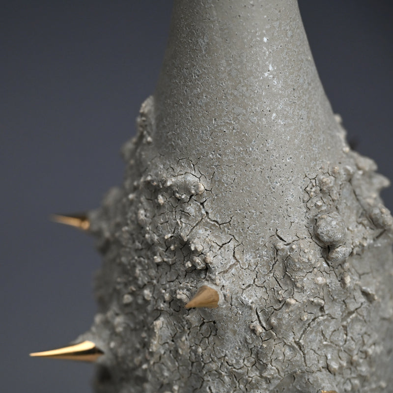Gold Thorned Gray Vase ー東井 真咲朝 "鼠棘花器"