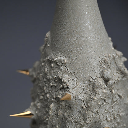 Gold Thorned Gray Vase ー東井 真咲朝 "鼠棘花器"