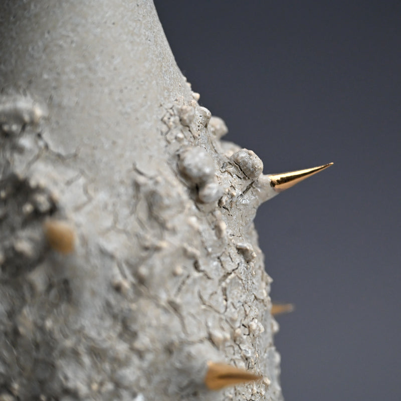 Gold Thorned Gray Vase ー東井 真咲朝 "鼠棘花器"