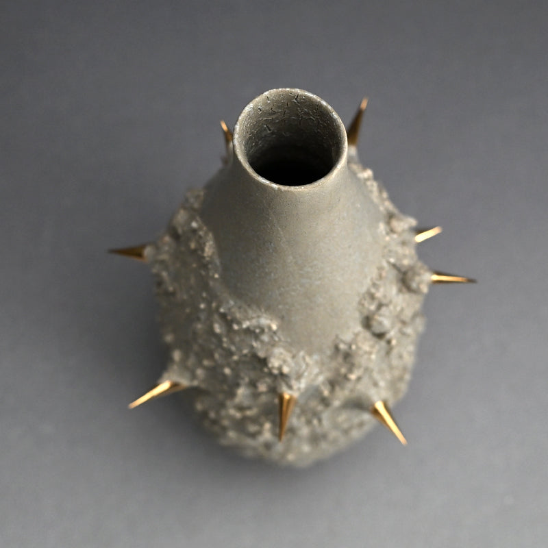 Gold Thorned Gray Vase ー東井 真咲朝 "鼠棘花器"