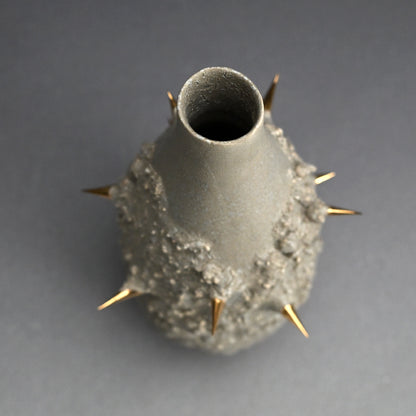 Gold Thorned Gray Vase ー東井 真咲朝 "鼠棘花器"
