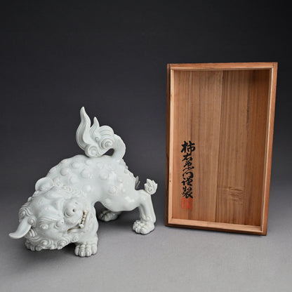 Rare! Fierce White Porcelain Shishi ー十二代 酒井田 柿右衛門 "獅子"