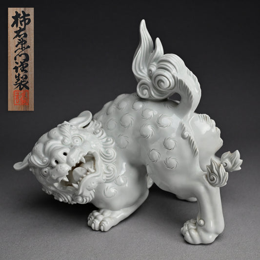 Rare! Fierce White Porcelain Shishi ー十二代 酒井田 柿右衛門 "獅子"