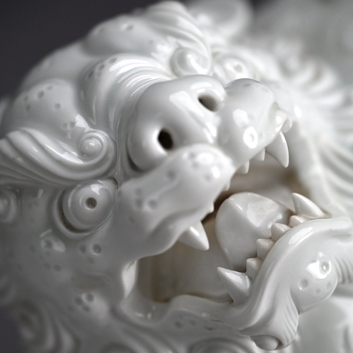 Rare! Fierce White Porcelain Shishi ー十二代 酒井田 柿右衛門 "獅子"