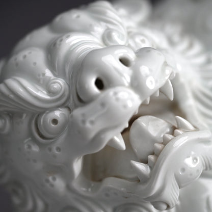 Rare! Fierce White Porcelain Shishi ー十二代 酒井田 柿右衛門 "獅子"