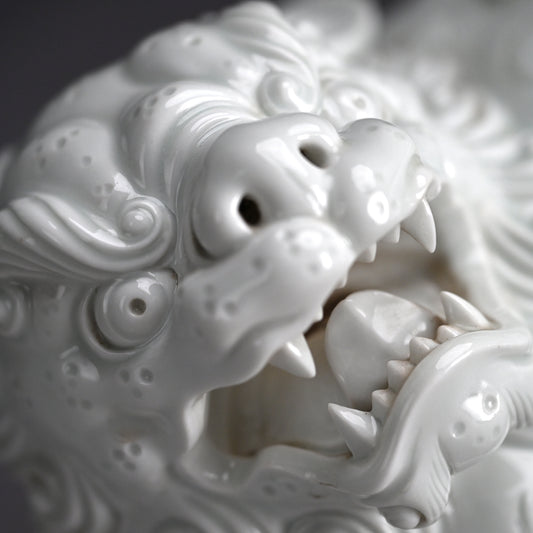 Rare! Fierce White Porcelain Shishi ー十二代 酒井田 柿右衛門 "獅子"