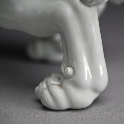 Rare! Fierce White Porcelain Shishi ー十二代 酒井田 柿右衛門 "獅子"