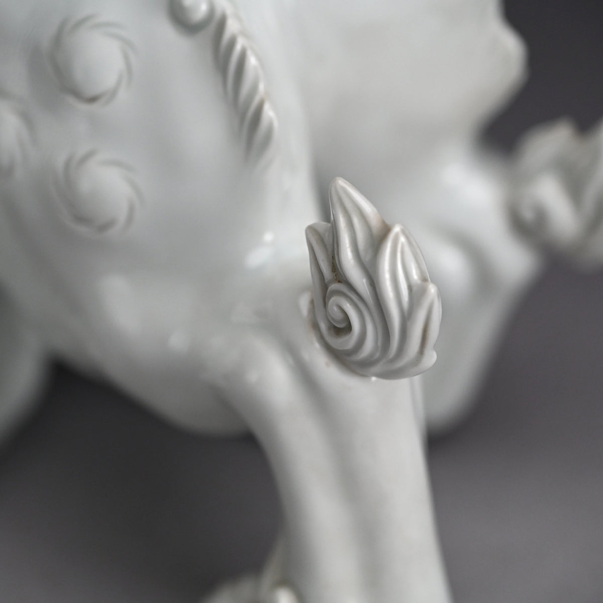 Rare! Fierce White Porcelain Shishi ー十二代 酒井田 柿右衛門 "獅子"