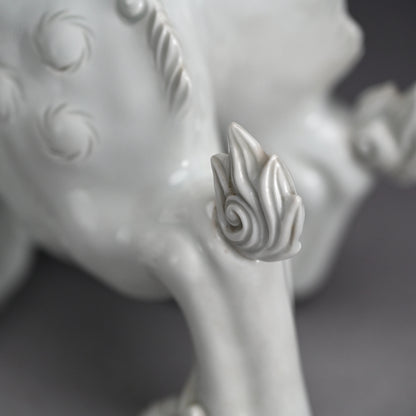 Rare! Fierce White Porcelain Shishi ー十二代 酒井田 柿右衛門 "獅子"