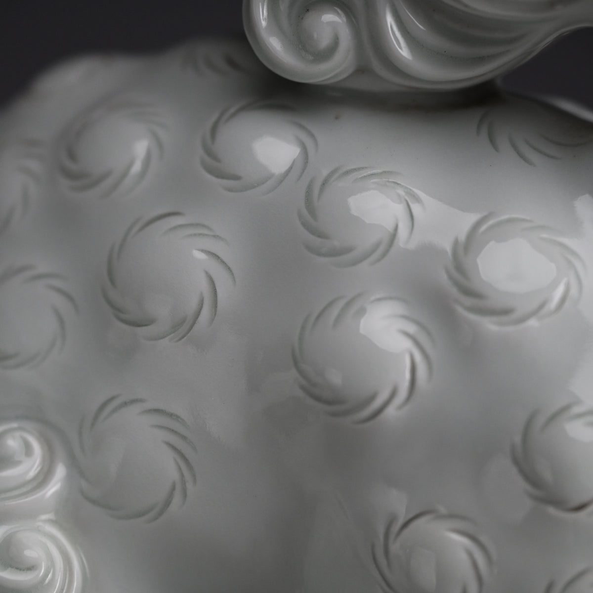 Rare! Fierce White Porcelain Shishi ー十二代 酒井田 柿右衛門 "獅子"