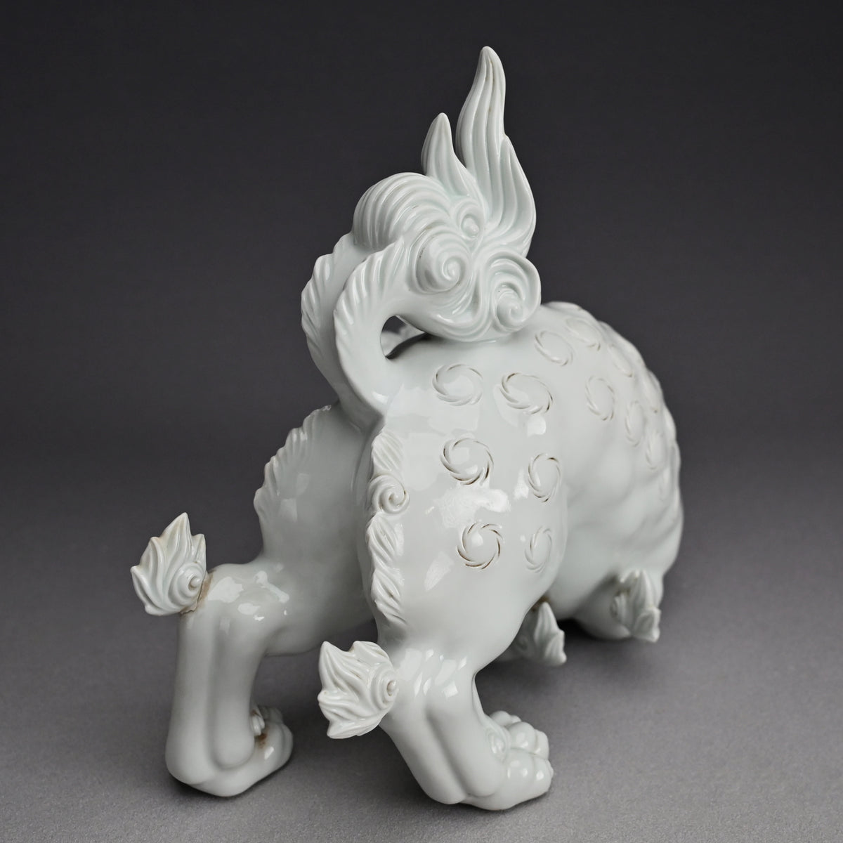 Rare! Fierce White Porcelain Shishi ー十二代 酒井田 柿右衛門 "獅子"