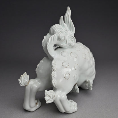 Rare! Fierce White Porcelain Shishi ー十二代 酒井田 柿右衛門 "獅子"