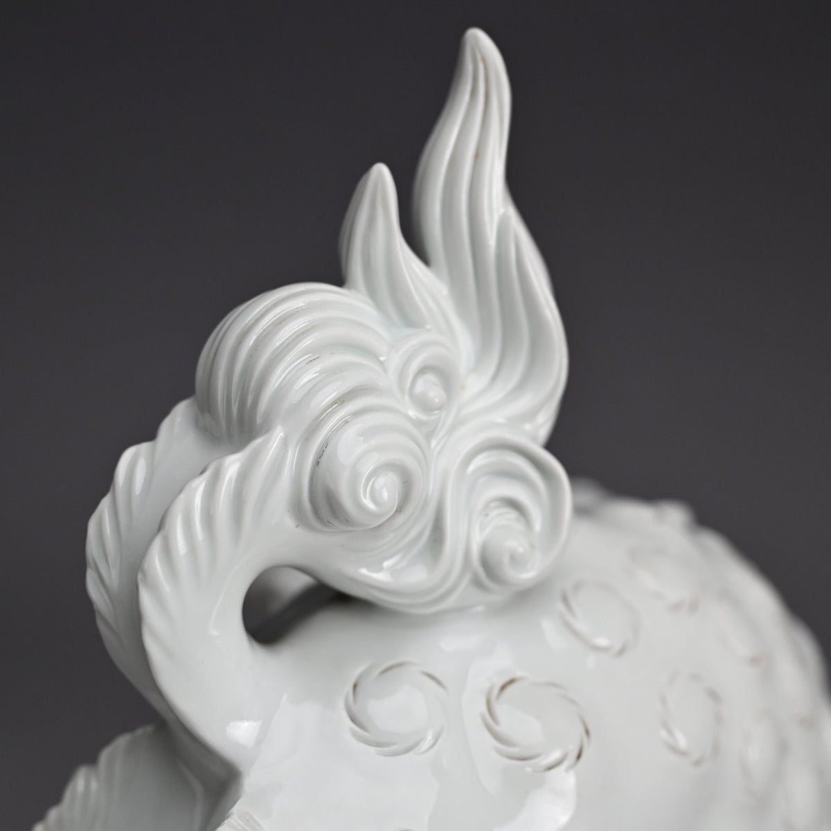 Rare! Fierce White Porcelain Shishi ー十二代 酒井田 柿右衛門 "獅子"