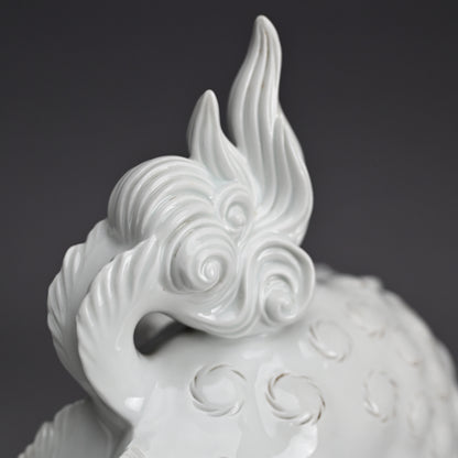 Rare! Fierce White Porcelain Shishi ー十二代 酒井田 柿右衛門 "獅子"