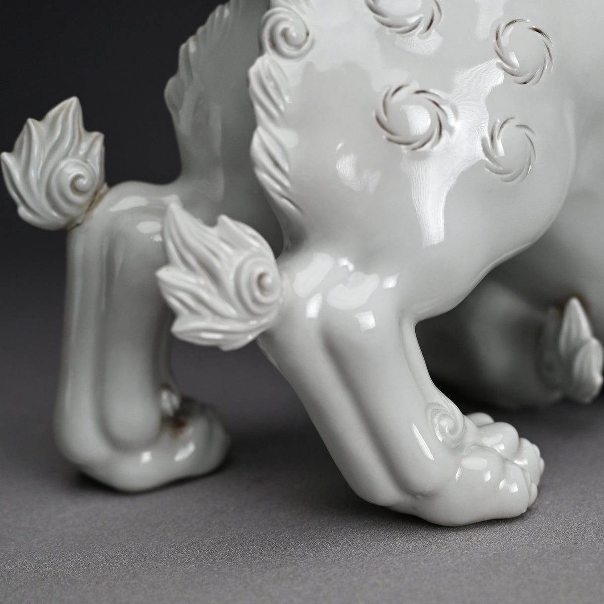 Rare! Fierce White Porcelain Shishi ー十二代 酒井田 柿右衛門 "獅子"
