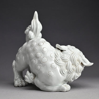 Rare! Fierce White Porcelain Shishi ー十二代 酒井田 柿右衛門 "獅子"