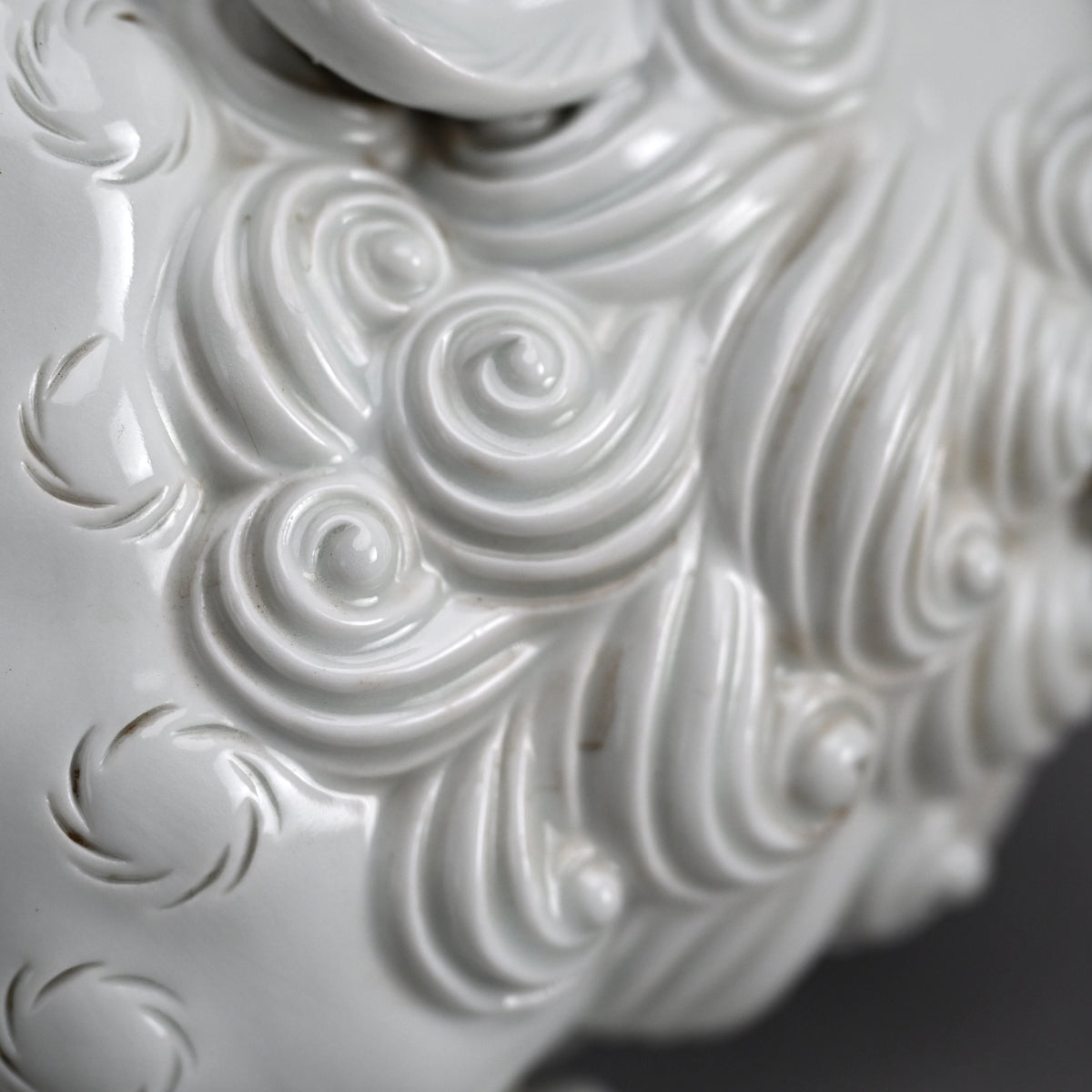 Rare! Fierce White Porcelain Shishi ー十二代 酒井田 柿右衛門 "獅子"