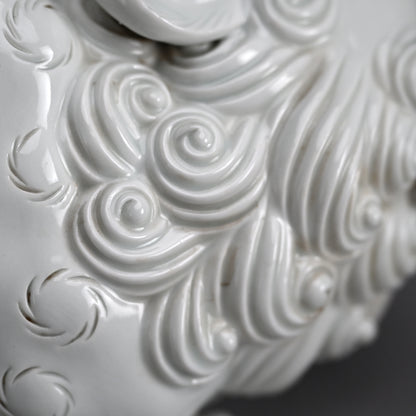 Rare! Fierce White Porcelain Shishi ー十二代 酒井田 柿右衛門 "獅子"