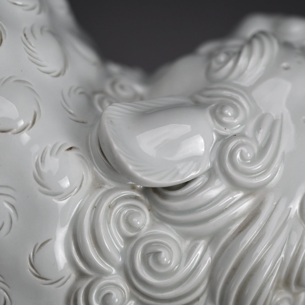 Rare! Fierce White Porcelain Shishi ー十二代 酒井田 柿右衛門 "獅子"