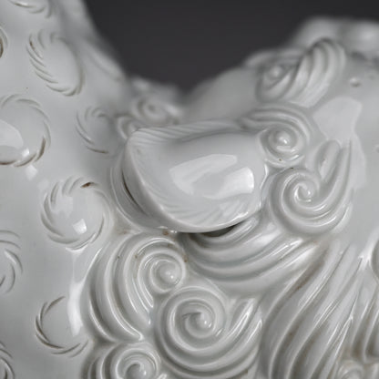 Rare! Fierce White Porcelain Shishi ー十二代 酒井田 柿右衛門 "獅子"