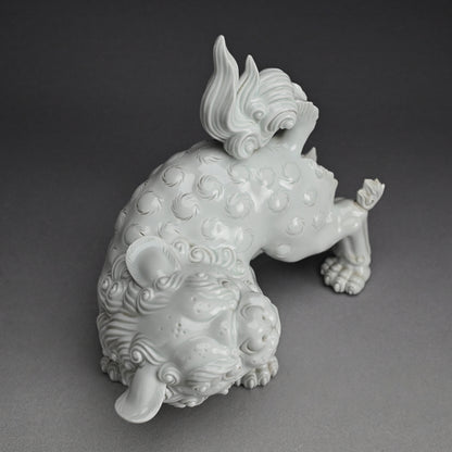 Rare! Fierce White Porcelain Shishi ー十二代 酒井田 柿右衛門 "獅子"