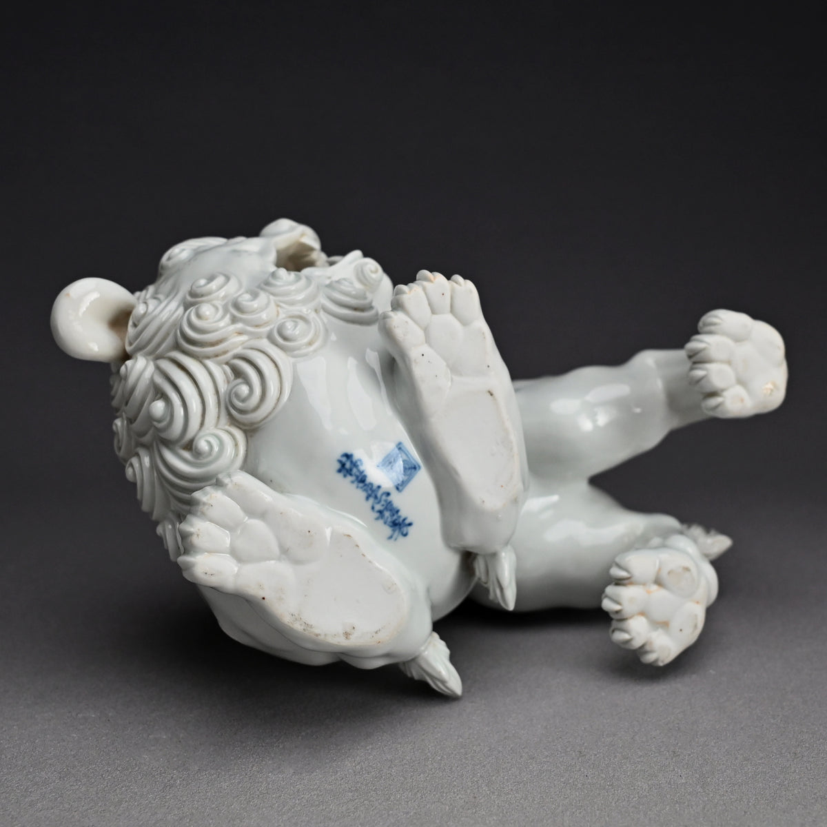 Rare! Fierce White Porcelain Shishi ー十二代 酒井田 柿右衛門 "獅子"