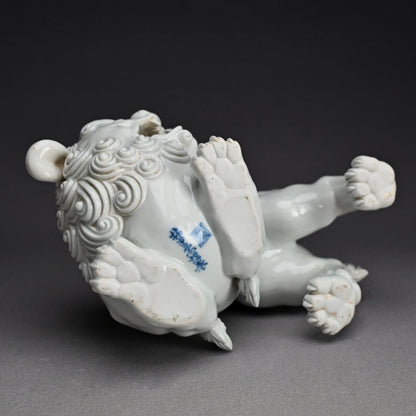 Rare! Fierce White Porcelain Shishi ー十二代 酒井田 柿右衛門 "獅子"