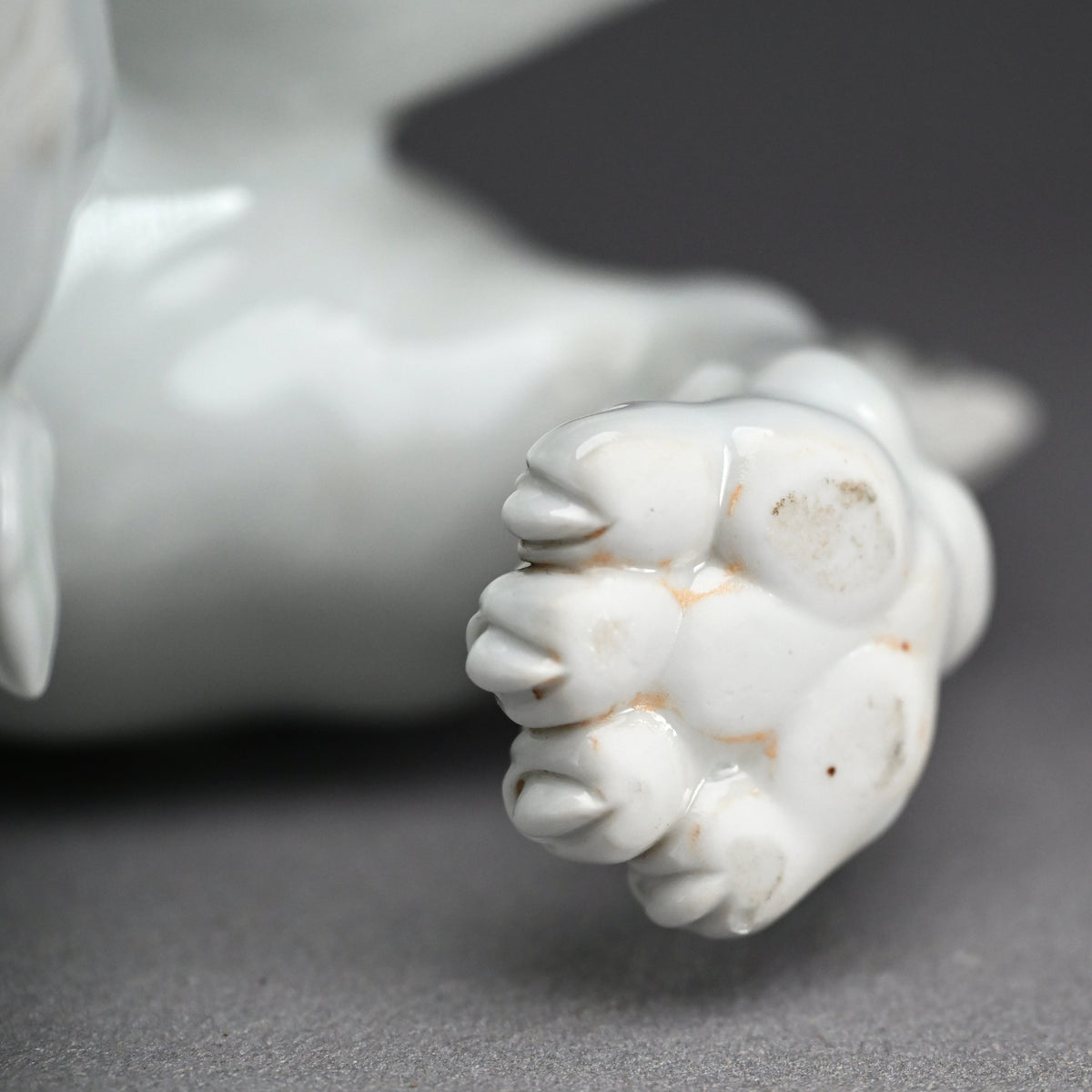 Rare! Fierce White Porcelain Shishi ー十二代 酒井田 柿右衛門 "獅子"