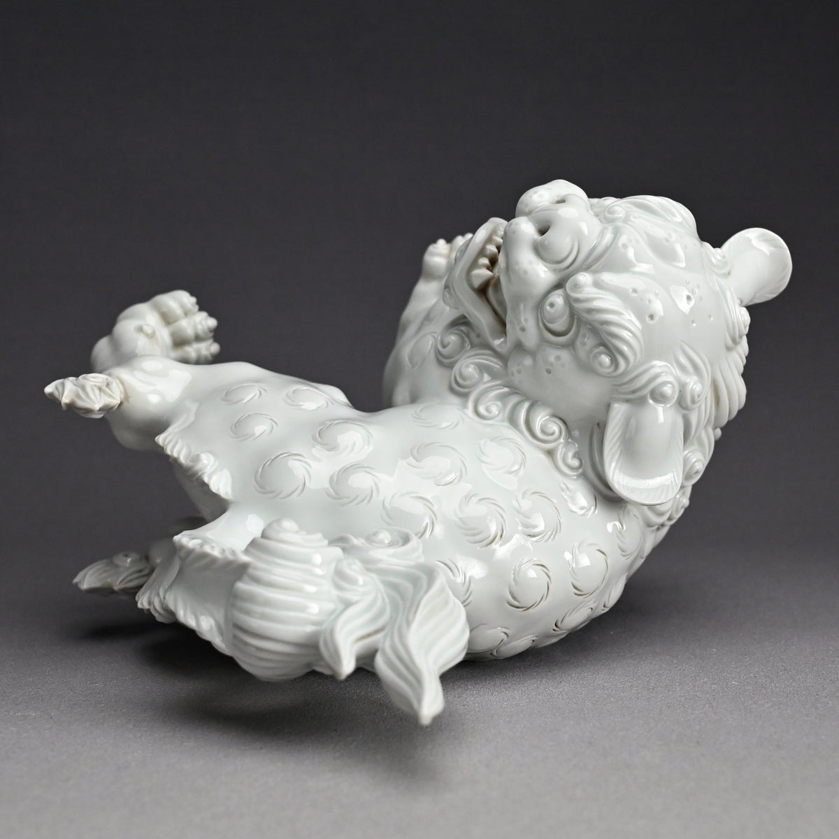 Rare! Fierce White Porcelain Shishi ー十二代 酒井田 柿右衛門 "獅子"