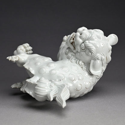 Rare! Fierce White Porcelain Shishi ー十二代 酒井田 柿右衛門 "獅子"