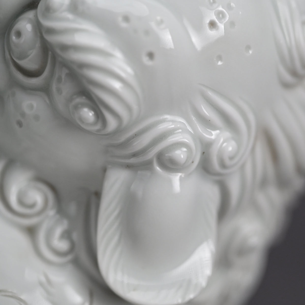 Rare! Fierce White Porcelain Shishi ー十二代 酒井田 柿右衛門 "獅子"