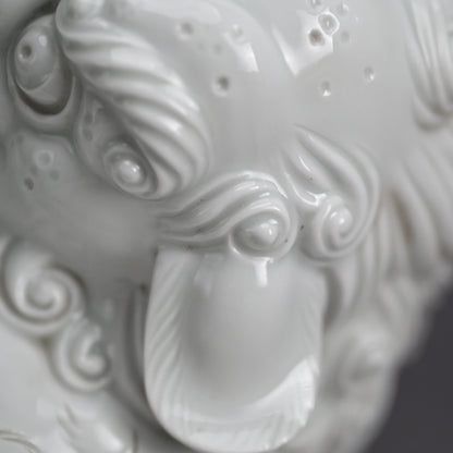 Rare! Fierce White Porcelain Shishi ー十二代 酒井田 柿右衛門 "獅子"