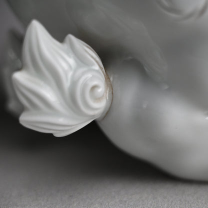Rare! Fierce White Porcelain Shishi ー十二代 酒井田 柿右衛門 "獅子"