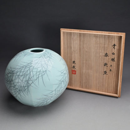 Exquisite Celadon Vase ー室町 勝廣 "青白磁 早春 象嵌壷"