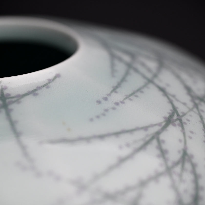 Exquisite Celadon Vase ー室町 勝廣 "青白磁 早春 象嵌壷"