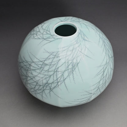 Exquisite Celadon Vase ー室町 勝廣 "青白磁 早春 象嵌壷"