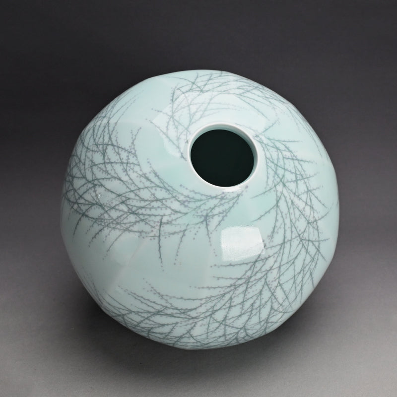 Exquisite Celadon Vase ー室町 勝廣 "青白磁 早春 象嵌壷"