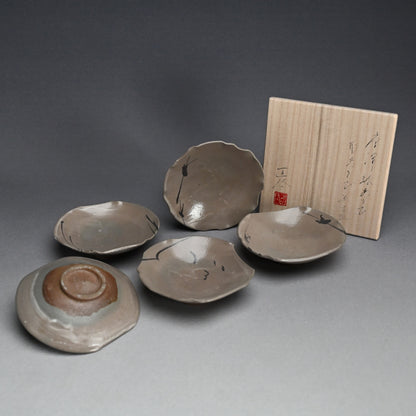 Playful E-Karatsu Dish Set ー岸田 匡啓 “唐津絵あそび 形あそび 五寸皿”