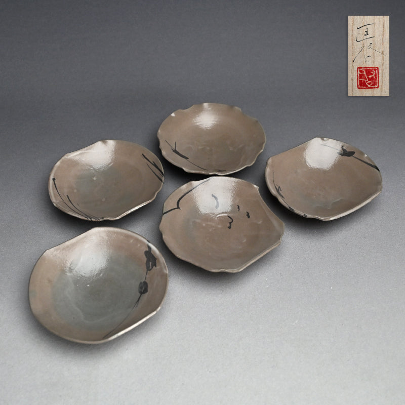 Playful E-Karatsu Dish Set ー岸田 匡啓 “唐津絵あそび 形あそび 五寸皿”