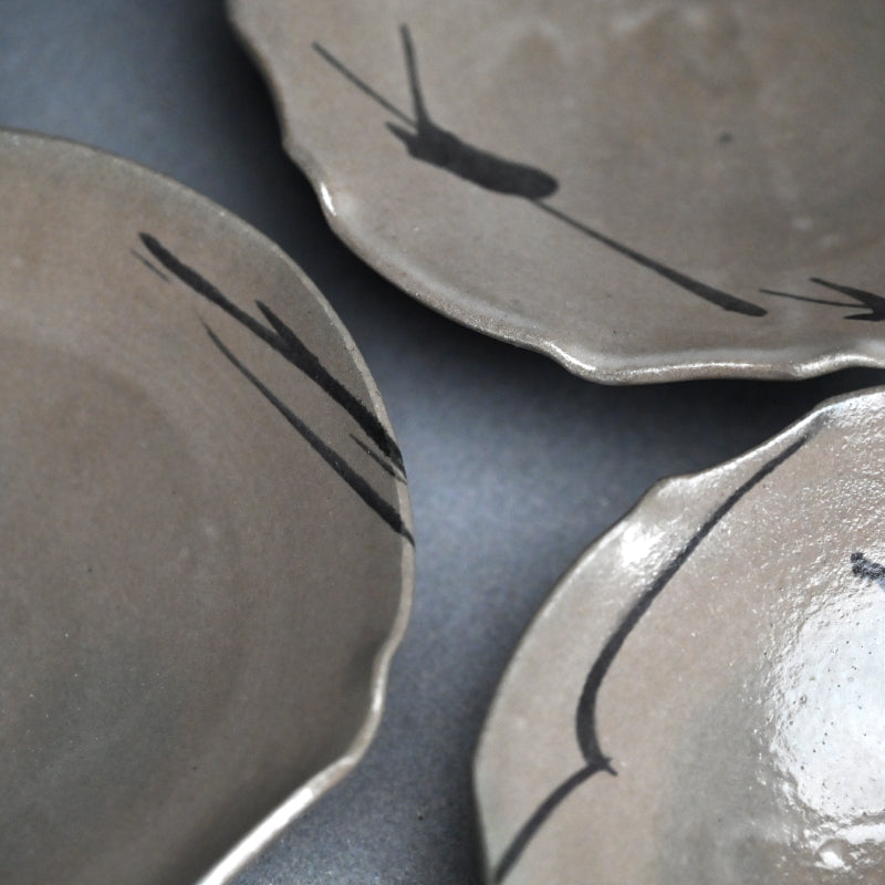 Playful E-Karatsu Dish Set ー岸田 匡啓 “唐津絵あそび 形あそび 五寸皿”