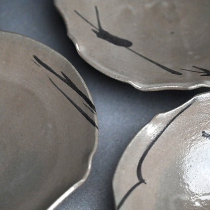 Playful E-Karatsu Dish Set ー岸田 匡啓 “唐津絵あそび 形あそび 五寸皿”