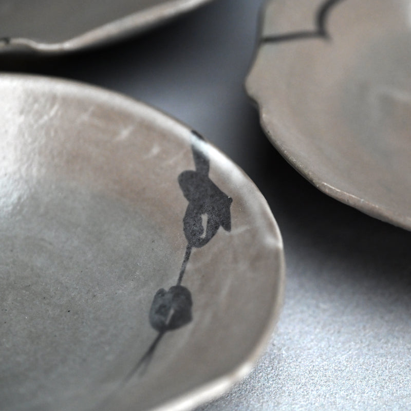Playful E-Karatsu Dish Set ー岸田 匡啓 “唐津絵あそび 形あそび 五寸皿”