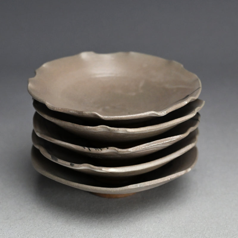Playful E-Karatsu Dish Set ー岸田 匡啓 “唐津絵あそび 形あそび 五寸皿”