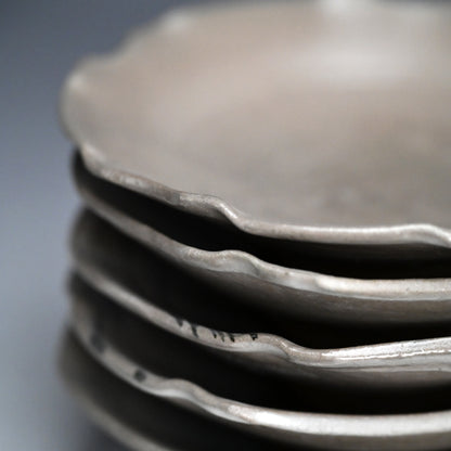 Playful E-Karatsu Dish Set ー岸田 匡啓 “唐津絵あそび 形あそび 五寸皿”